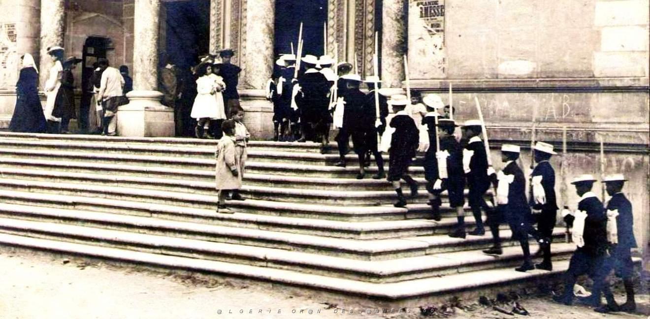 1411- Blida - Communiants entrant a l'Eglise2.jpg